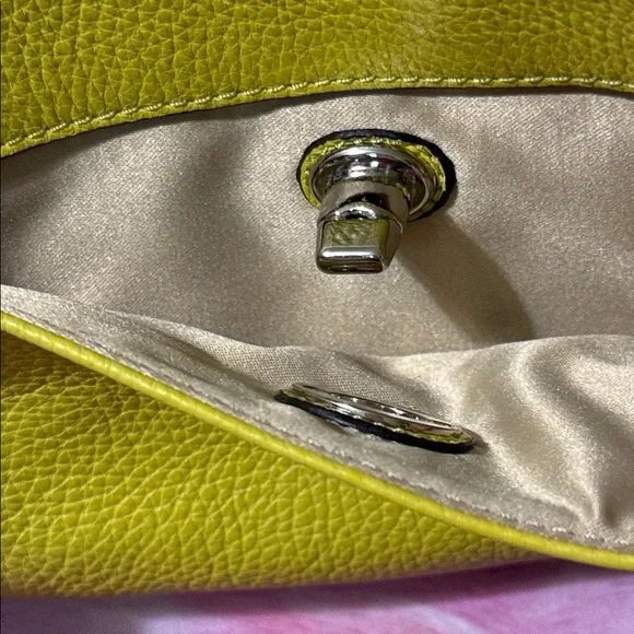 NWT Coach Pebbled Leather Wristlet in Charteuse - Picture 4 of 6